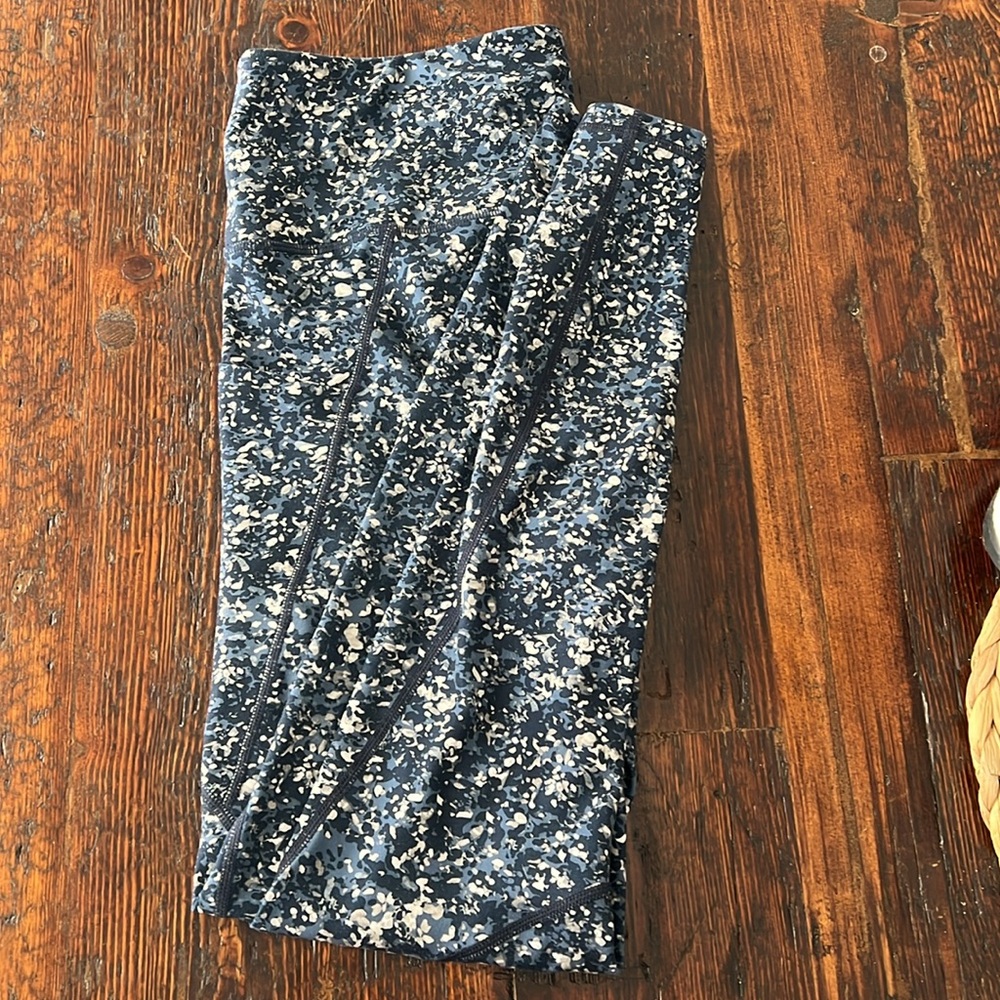 Athleta blue 7/8 leggings. Size M in Blue/gray. Perfect Condition!